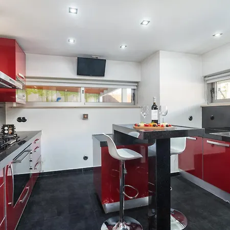 Host Wise - Luxurious House With Private Salt Pool *
